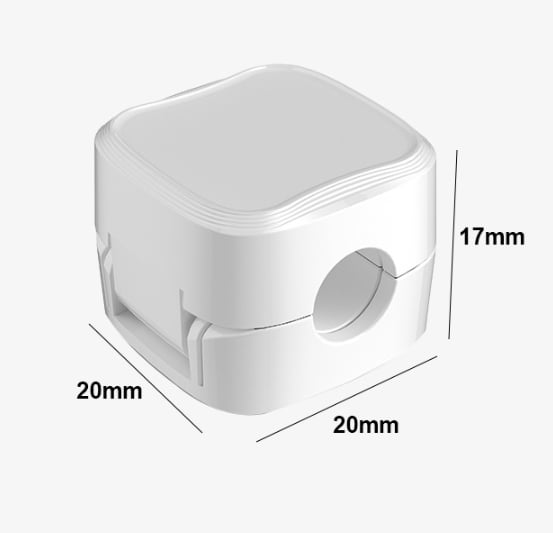 Kabels netjes geleid langs de rand van een bureau