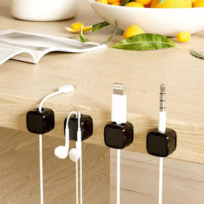 Zelfklevende kabelhouder op een glad oppervlak
