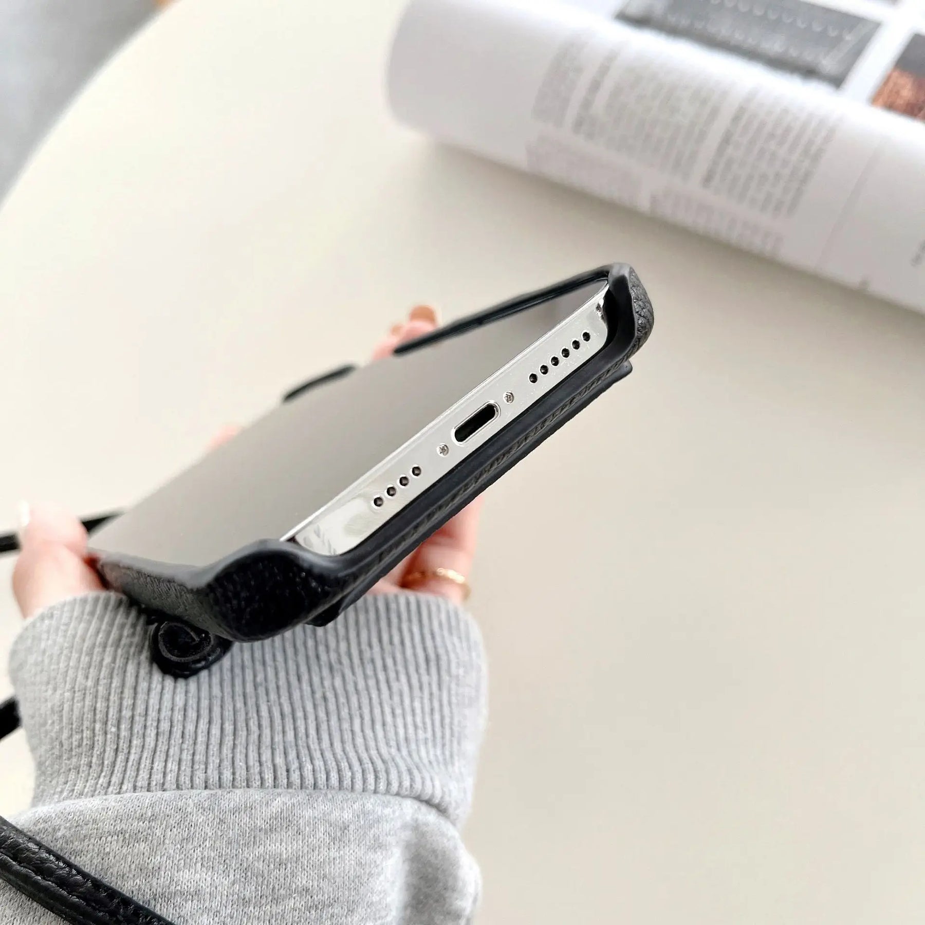 Stijlvol lerenlook hoesje voor iPhone en dagelijkse benodigdheden