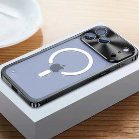 iPhone-hoesje met glanzend metalen frame van dichtbij