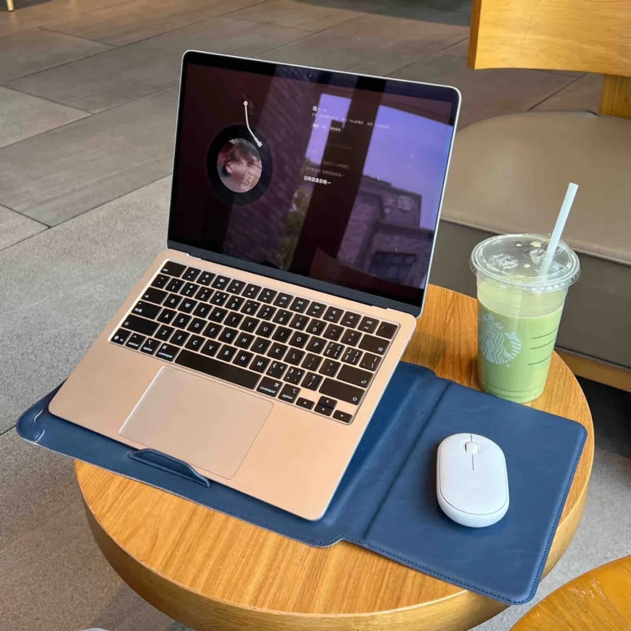 Laptophoes geopend als praktische standaard