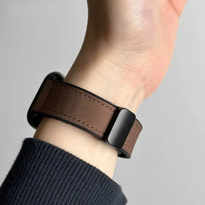 Smartwatch met een verstelbaar leren horlogebandje
